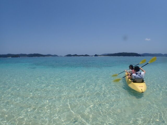 慶良間諸島でカヤックを楽しむ2人