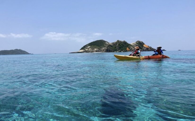 渡嘉敷島のカヤック体験。ケラマブルーの澄んだ海水と遠くに見える無人島。