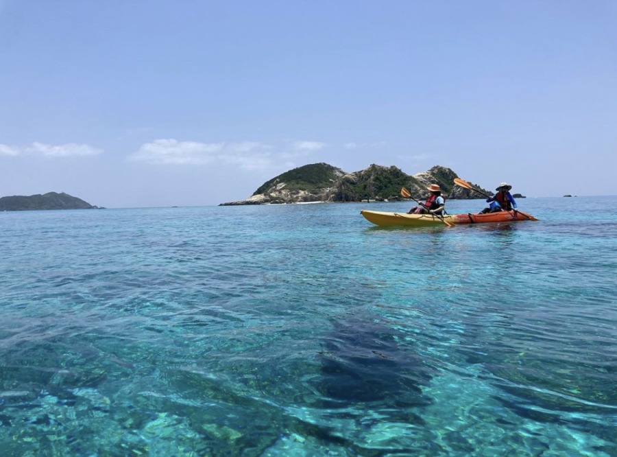 渡嘉敷島のカヤック体験。ケラマブルーの澄んだ海水と遠くに見える無人島。