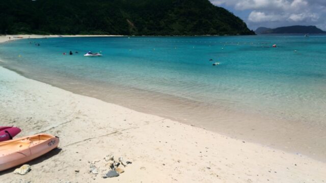 白い砂浜とエメラルドグリーンの海が広がるビーチ風景