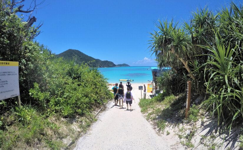 ビーチへ続く道と青く透き通る海の入り口風景