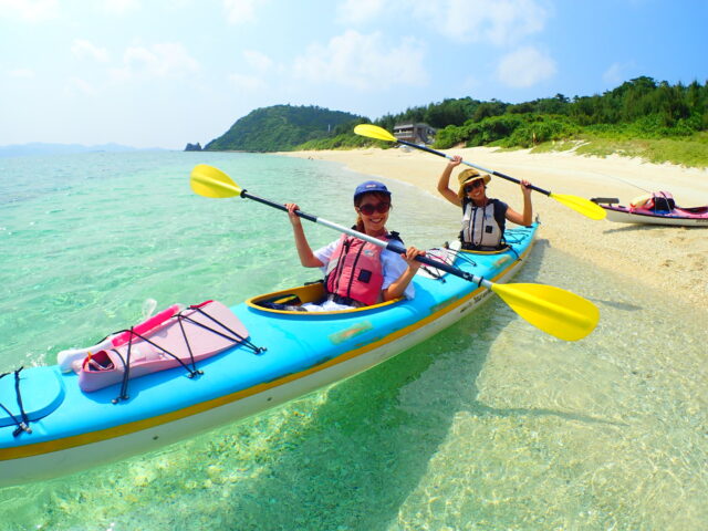 慶良間諸島でカヌーを楽しむ人たち