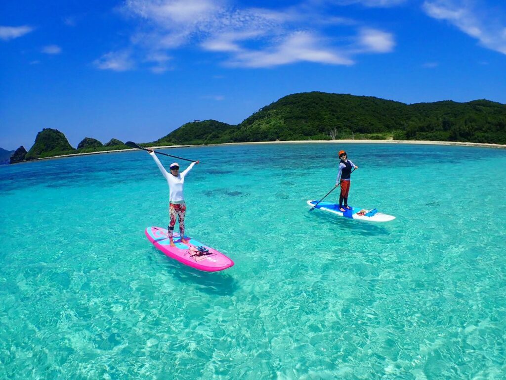沖縄の海でサーフィンを楽しもう！サーフィンの魅力・慶良間で楽しめるアクティビティもご紹介 - 慶良間ツアーズ