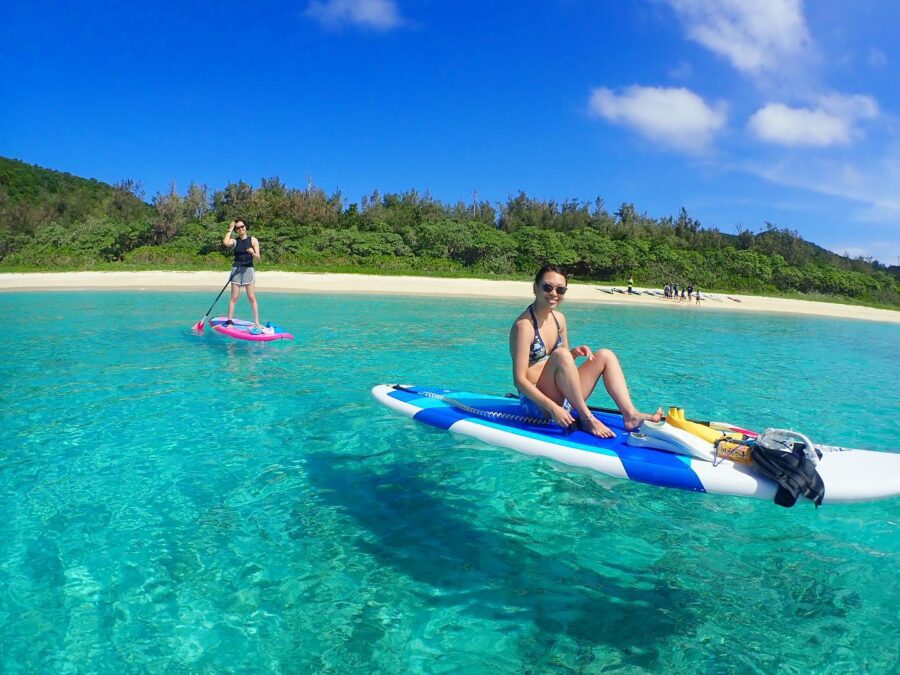 慶良間諸島でSUPを楽しむ人たち