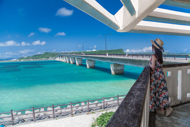 沖縄　海を眺める女性