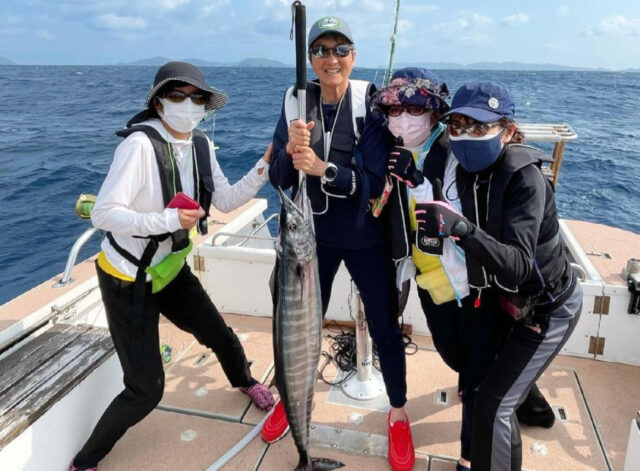慶良間諸島で釣りを楽しむ人たち