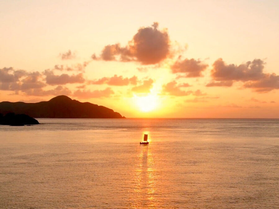 【座間味/夕方】沖縄伝統帆船サバニで巡る絶景サンセットクルージング《写真撮影付き》座間味唯一の伝統体験！海の上で迎える至極のひととき（No.392）