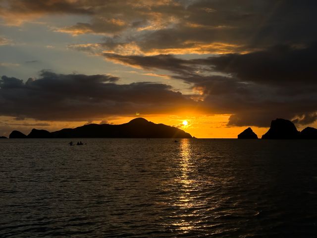 【座間味/夕方】沖縄伝統帆船サバニで巡る絶景サンセットクルージング《写真撮影付き》座間味唯一の伝統体験！海の上で迎える至極のひととき（No.392）