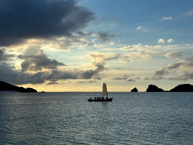 【座間味/夕方】沖縄伝統帆船サバニで巡る絶景サンセットクルージング《写真撮影付き》座間味唯一の伝統体験！海の上で迎える至極のひととき（No.392）