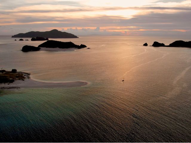 【座間味/夕方】沖縄伝統帆船サバニで巡る絶景サンセットクルージング《写真撮影付き》座間味唯一の伝統体験！海の上で迎える至極のひととき（No.392）