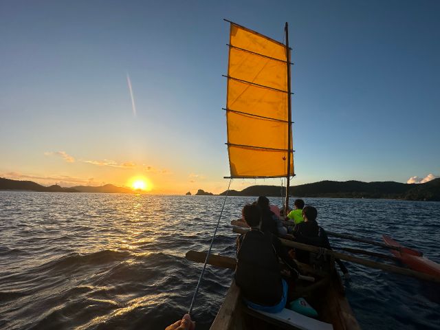 【座間味/夕方】沖縄伝統帆船サバニで巡る絶景サンセットクルージング《写真撮影付き》座間味唯一の伝統体験！海の上で迎える至極のひととき（No.392）