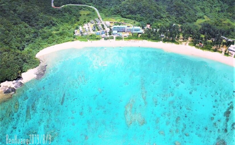 渡嘉敷島のビーチを上空から見たエメラルドグリーンの海と白砂の海岸