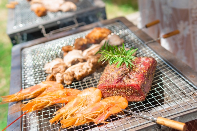 夕食のBBQを楽しむ離島宿泊
