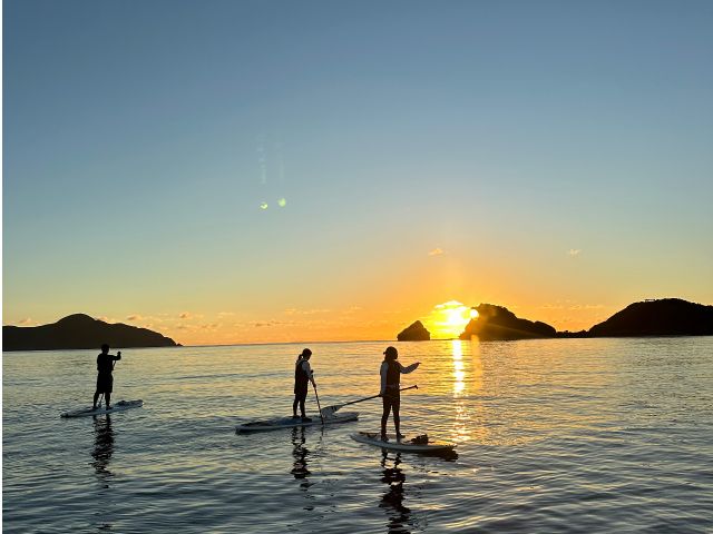 【座間味/夕方】SUPで楽しむ感動のサンセットクルージング《写真撮影付き》超穴場スポットへ行けるかも！座間味ご宿泊の方限定プラン（No.391）