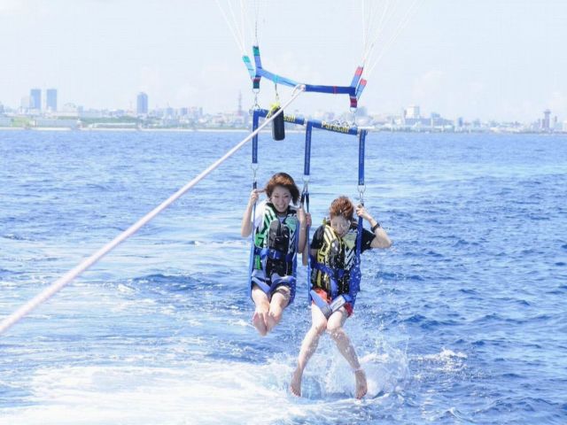 【那覇発着/約1.5時間】那覇で唯一!少人数制パラセーリング☆沖縄の青い海を見下ろす空中ブランコ体験《当日予約OK》(No.416)