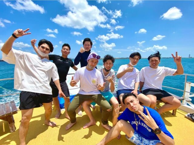 貸切チャーターで夏の沖縄旅行を楽しむ男性グループ