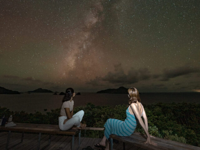 満天の星空を眺める星空フォトツアーの様子