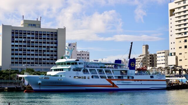 慶良間諸島行きの大型フェリーが港に停泊