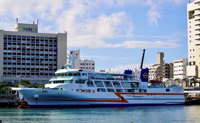 慶良間諸島行きの大型フェリーが港に停泊