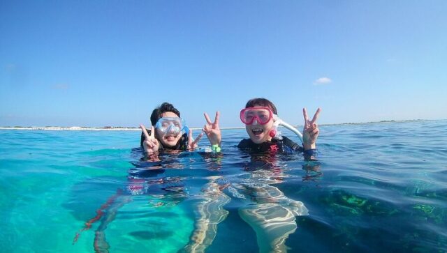 シュノーケリングをする2人