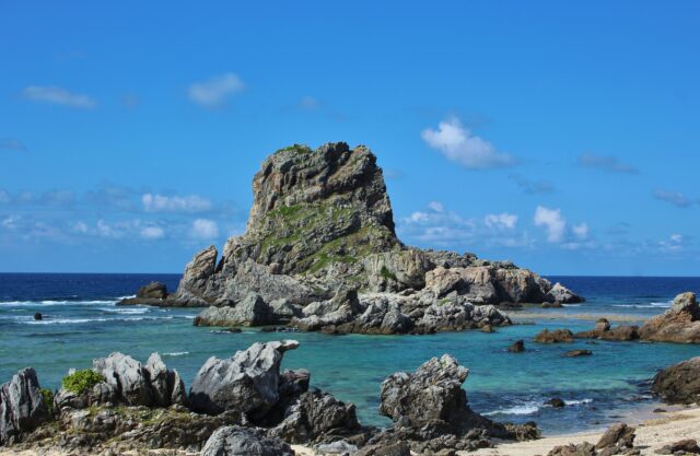 伊平屋島　ヤヘー岩