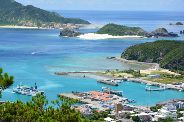 座間味島から出港するフェリーざまみ