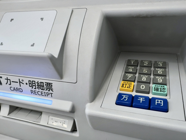 泊港ターミナルビル内や旅行先での現金引き出しに利用する、ATMの操作ボタン。