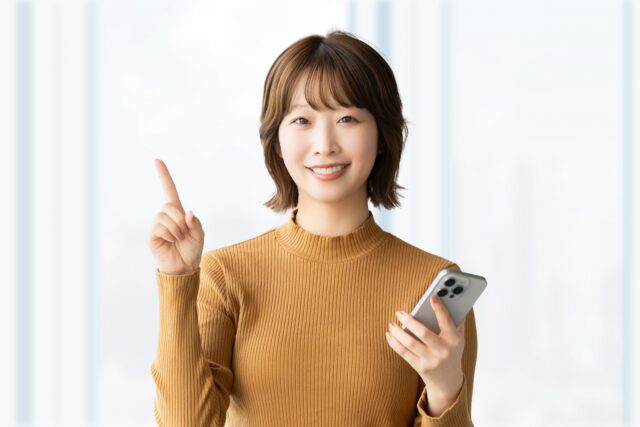 スマホを持つ女性 予約 チェック