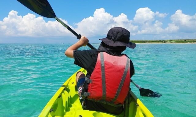慶良間諸島の海でカヤックを漕ぐ人