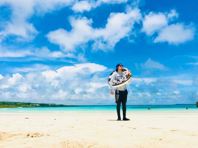 ラッシュガードとレギンスを着た男性