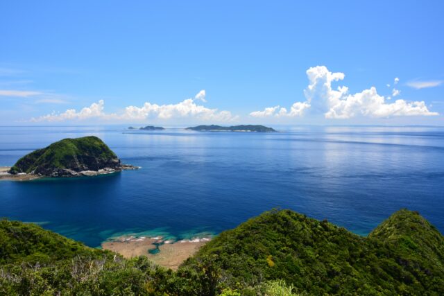 アラン展望台から望む慶良間諸島と青く輝くケラマブルーの海