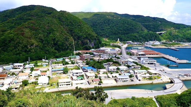 高台から望む渡嘉敷港と渡嘉敷島の街並み