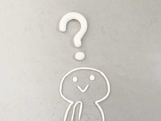 疑問を表すクエスチョンマークとシンプルな人物イラスト