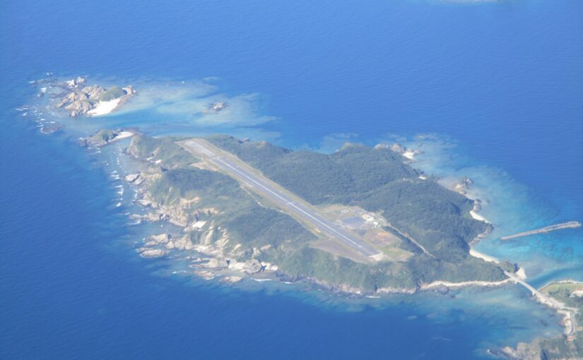 从高空俯瞰外地岛和庆良间机场的景色