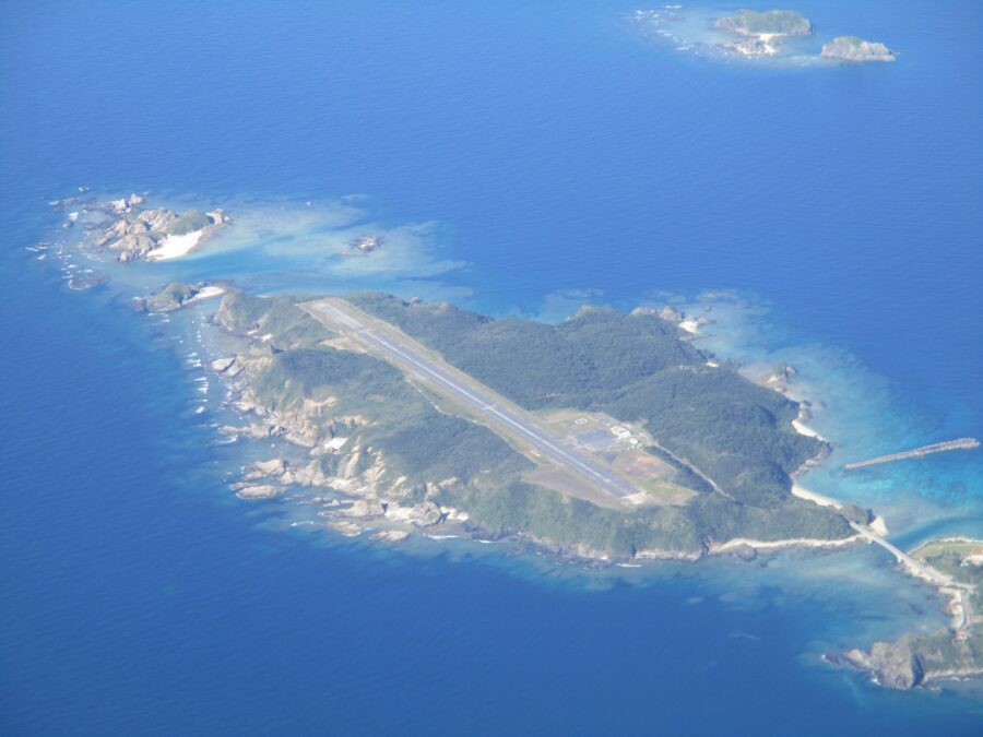 从高空俯瞰外地岛和庆良间机场的景色