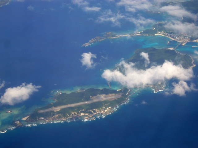 外地島を含む慶良間諸島を上空から見た景色