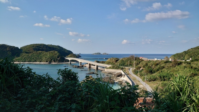 慶留間大橋と周囲の緑豊かな景観