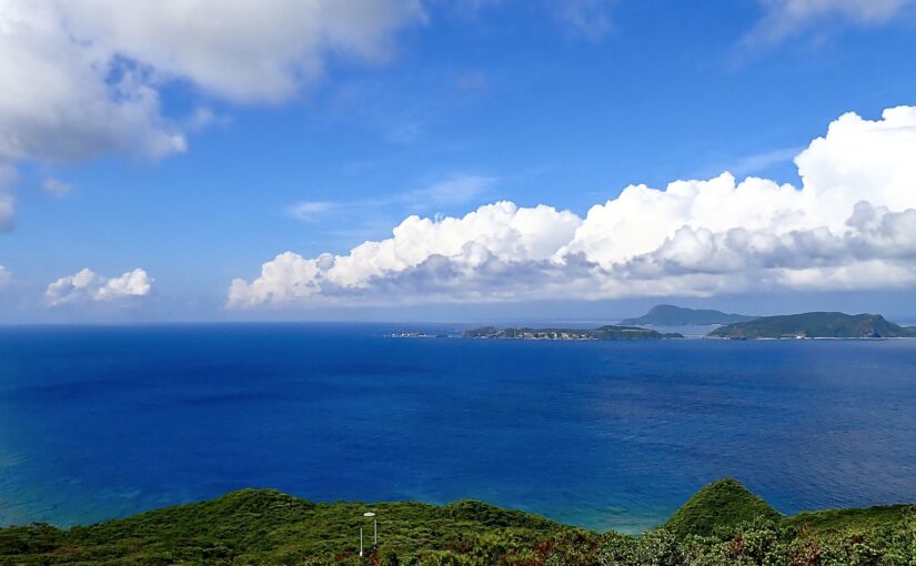 照山展望台から望む慶良間諸島の海と雲