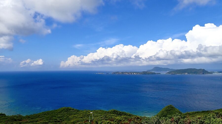 照山展望台から望む慶良間諸島の海と雲